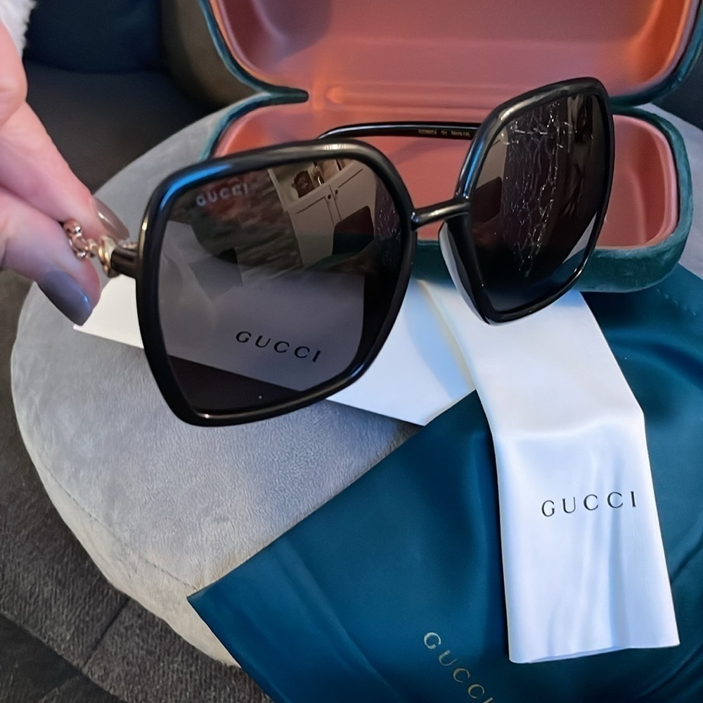 NWOT GUCCI BLACK OVERSIZED SUNGLASSES WITH PAPERWORK - Picture 6 of 7
